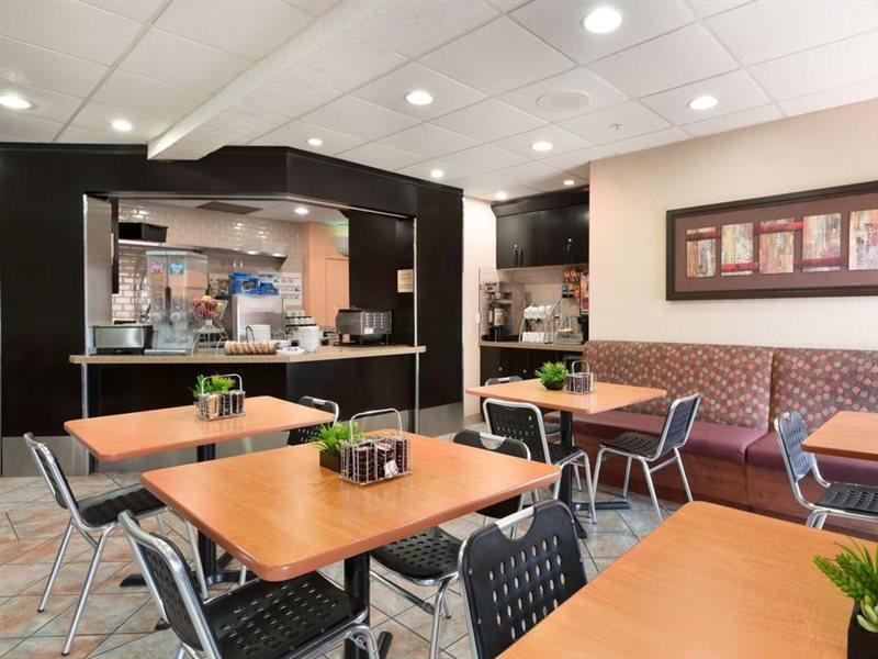 Hotel Super 8 By Wyndham Calgary Shawnessy Area Exteriér fotografie